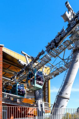 Namur, Belçika, 2022: Mavi kış gökyüzüne karşı modern Avrupa kentsel tramvay istasyonundan kaleye