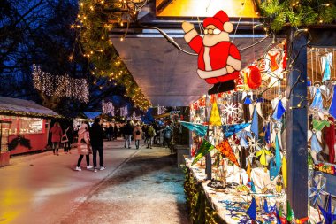 Konstanz 'da göl kenarındaki Noel pazarında yiyecek, hediye, sıcak şarap ve bir sürü ışık var..
