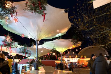 Konstanz 'da göl kenarındaki Noel pazarında yiyecek, hediye, sıcak şarap ve bir sürü ışık var..