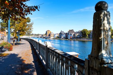Namur, Belçika 'da Meuse nehri kıyısında yol.