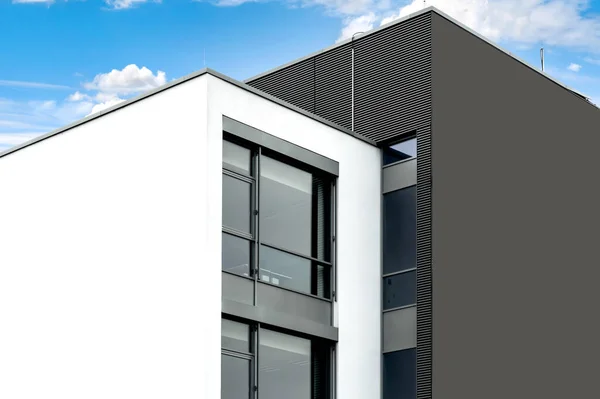 Modern Byggnad Vitt Bruna Färger Och Blå Himmel Bakgrund — Stockfoto