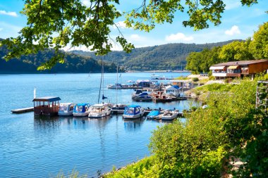 Edersee, Edertalsperre Yazın güneşli bir günde