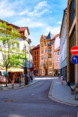 Eisenach, Thueringen, güneşli bir günde mavi gökyüzü olan eski kasabadaki güzel binalar.