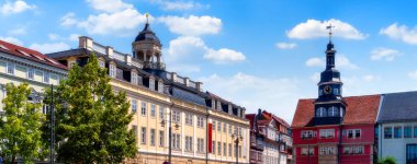 Yazın güneşli bir günde geleneksel binalarla şehir manzarası Eisenach Markt