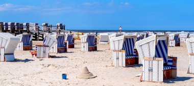 Kumsalda güneşli bir günde, plaj sandalyeleriyle Aziz Peter Siparişi verdi. Kuzey Denizi, Almanya