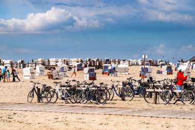 Bisikletler ve plaj sandalyeleri Sankt Peter Ording, Kuzey Denizi, Almanya 'da