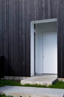 Yakisugi ahşap yüzlü ve beyaz kapılı ev.