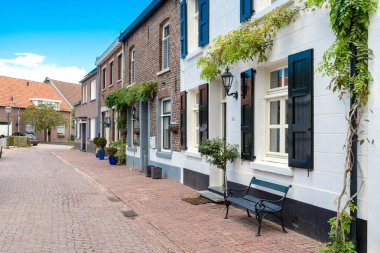 Hollanda 'nın eski Stevensweert-Limburg kasabasındaki Dar Sokak