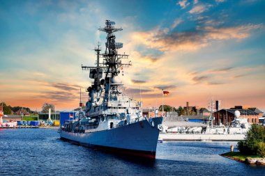 Kayzer-Wilhelm-Köprüsü 'nden Almanya' daki Wilhelmshaven limanına giden gemilere bakın.