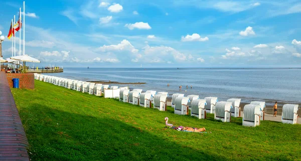 Plaj sandalyeleri ve Almanya 'nın Wilhelmshaven kentindeki güney sahilinde bir hendek.