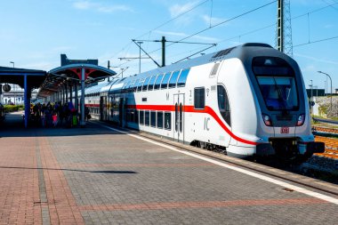 Emden, Almanya, 10.02.2023: Almanya Emden istasyonundaki Deutsche Bahn 'dan gelen yeni iç tren