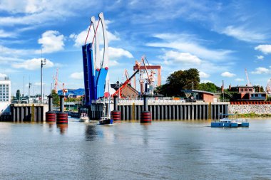 Nesserlander bataklığı Almanya, Emden 'in dış limanında - Nesserlander Schleuse im Auenhafen von Emden, Almanya