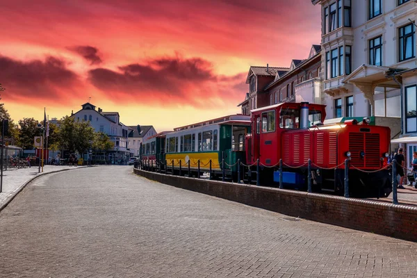 Günbatımında Alman adası Borkum 'un ünlü yolcu treni.