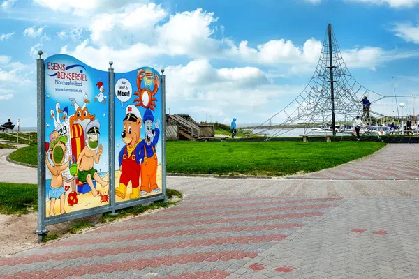 Bensersiel, Almanya, 19.09.2023: Komik motifli billboard ve Bensersiel Limanı 'na hoş geldiniz