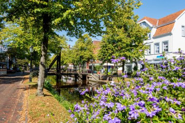 Papenburg Almanya şehri. Kanal, çiçekler ve köprü