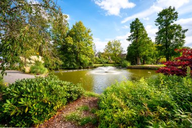 Kötü Zwischenahn, Ammerland. Zwischenahn Denizi 'ndeki Spa Parkı ve cennet gezisi.