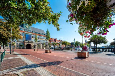 Almanya 'nın Aşağı Saksonya bölgesindeki Emden limanına yakın bir belediye binası.