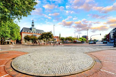 Almanya 'nın Aşağı Saksonya bölgesindeki Emden limanına yakın bir belediye binası.