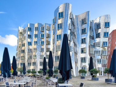 Duesseldorf, Almanya, 2023: The Neue Zollhof, Unterbilk, Duesseldorf limanının çarpıcı bir simgesidir, limanın bir kısmı Kanadalı-Amerikalı mimar Frank O. Gehry tarafından tasarlanmıştır..