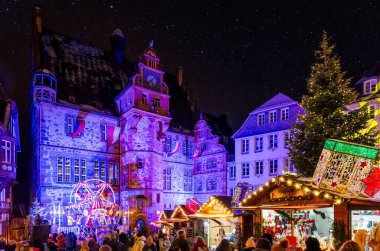 Marburg, Noel süslemeleri ve güzel ışıklandırmalı Noel kulübeleri olan eski pazar meydanı, geleneksel Noel pazarı..