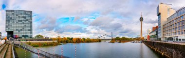 Duesseldorf Medya Limanı Panorama Kulesi ve Oberkasalar Bruecke, Almanya - Duesseldorf Medienhafen  