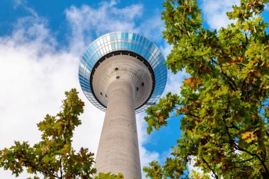 Almanya, Düsseldorf 'ta bulutlu mavi gökyüzüne karşı Rheintower