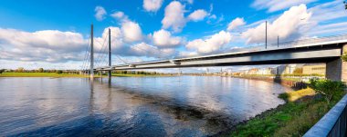 Dusseldorfer Skyline ve Rheinkniebruecke (köprü), Almanya