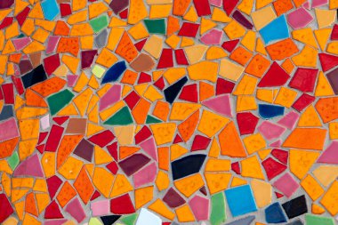 Duvardaki çok renkli mozaik fayanslar