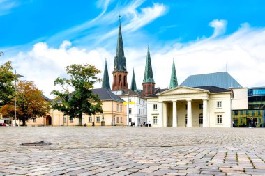 Oldenburg, Schlossplatz şehir merkezi St. Lambert Kilisesi - Innenstadt am Schlossplatz mit St. Lambertikirche