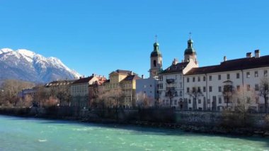 Innsbruck şehir merkezinin güzel evleri, River Inn ve Tyrolean Alpleri, Avusturya, Avrupa