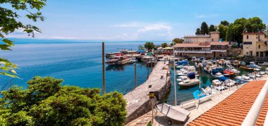 Hırvatistan 'ın küçük limanı ile Adriyatik kıyısındaki Opatija yakınlarında Lovran
