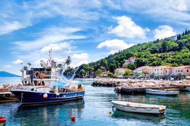 Adriyatik kıyısındaki Moscenicka Draga 'da küçük bir liman ve sahil, Kvarner Körfezi.