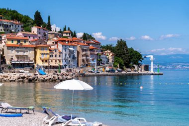 Adriyatik kıyısındaki Moscenicka Draga şehir manzaralı sahil, Hırvatistan 'ın Kvarner Körfezi