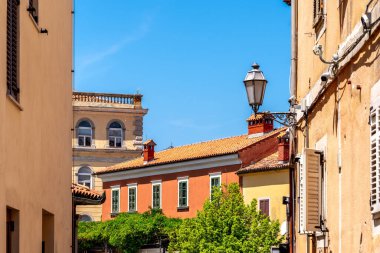 Gündüz vakti Labin 'in tarihi merkezi, Hırvatistan' ın Istria kenti