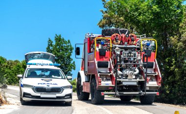 Labin, Hırvatistan, 2023: Labin yakınlarındaki bir köy yolunda polis arabası (Policija) ve itfaiye aracı (vatrogasci)