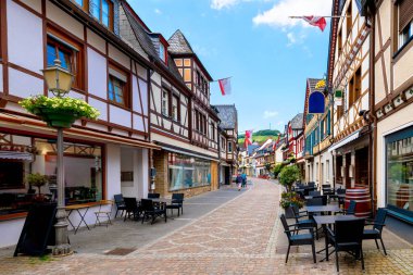 Almanya 'nın Rhineland-Palatinate kentindeki ünlü tarihi Ahrweiler kasabasında bir yaz günü