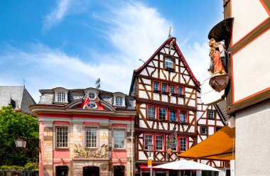 Almanya 'nın Rhineland-Palatinate kentindeki ünlü tarihi Ahrweiler kasabasında bir yaz günü