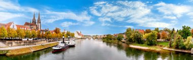Tuna, Taş Köprüsü ve Katedral, Bavyera, Almanya ile birlikte eski Regensburg kasabasının silüeti