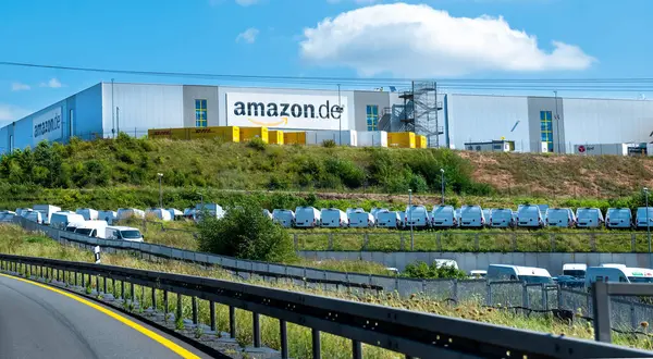 Bad Hersfeld, Almanya, 15.08.2024: Bad Hersfeld, Almanya, 15.08.2024: Amazon depo ve dağıtım merkezi. Çevrimiçi alışveriş perakende İnternet & teknolojisi, iş geliştirme