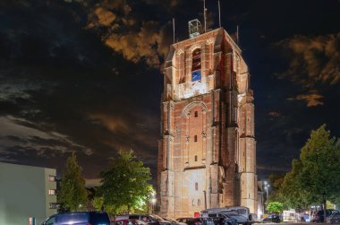 Leeuwarden 'ın şehir merkezinde, Friesland, Hollanda' da, yaslanmış bir kule.
