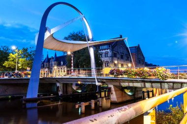 Mimari açıdan güzel olan Poortbrug / Bascule köprüsü Leeuwarden 'da bir kanal üzerine inşa edildi ve şehir merkezine açılan kapıdır.