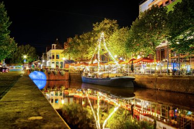Nieuwestad 'daki Leeuwarden' da gece hayatı. Geceleri aydınlanmış gastronomi tekneleriyle. Friesland, Hollanda.