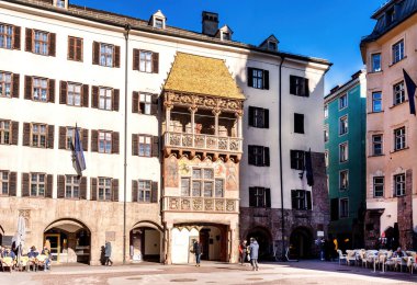 Avusturya 'nın Innsbruck kentindeki ünlü Altın Çatı' ya (Goldenes Dachl) bakın. Çatı 15. yüzyılda Maximilian 'ın ikinci evliliğinin şerefine yapıldı.