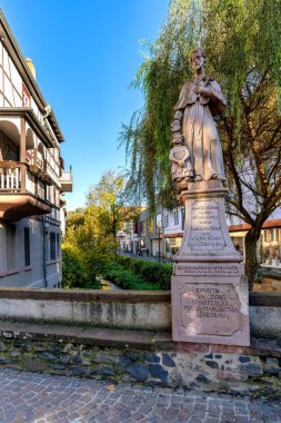 Franz Xaver 'ın tarihi Bensheim kasabasındaki merkezi köprüdeki görüntüsü (Mittelbruecke)