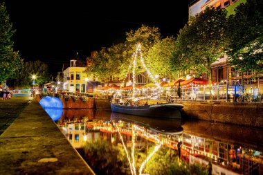 Nieuwestad 'daki Leeuwarden' da gece hayatı. Geceleri aydınlanmış gastronomi tekneleriyle. Friesland, Hollanda.