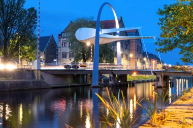 Mimari açıdan güzel olan Poortbrug / Bascule köprüsü Leeuwarden 'da bir kanal üzerine inşa edildi ve şehir merkezine açılan kapıdır.