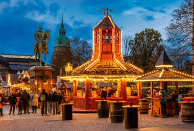 Noel süsleri ve güzel ışıklandırmalı Noel kulübeleriyle Darmstadt Noel Pazarı. Geleneksel Alman Noel pazarı