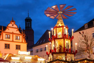 Darmstadt, Hesse, Almanya 'daki Noel pazarında Noel piramidi