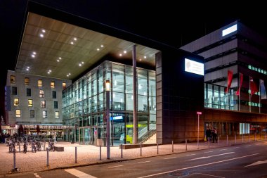 Geceleri Darmstadt şehir merkezindeki Teknik Üniversitesi 'nin dış görünüşü