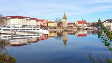 Lindau Limanı 'nda güneşli bir kış gününde Constance Gölü Panoraması, Bavyera, Almanya